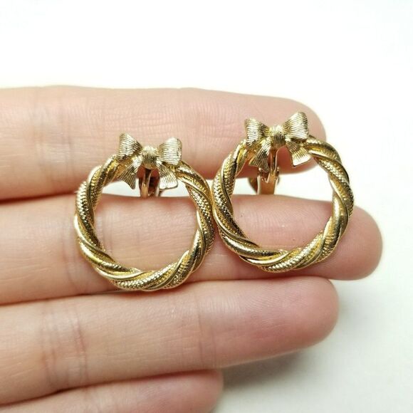 Vintage Avon Bow Wreath Gold Tone Clip On Earrings, Spiral Design, Estate - Picture 2 of 6